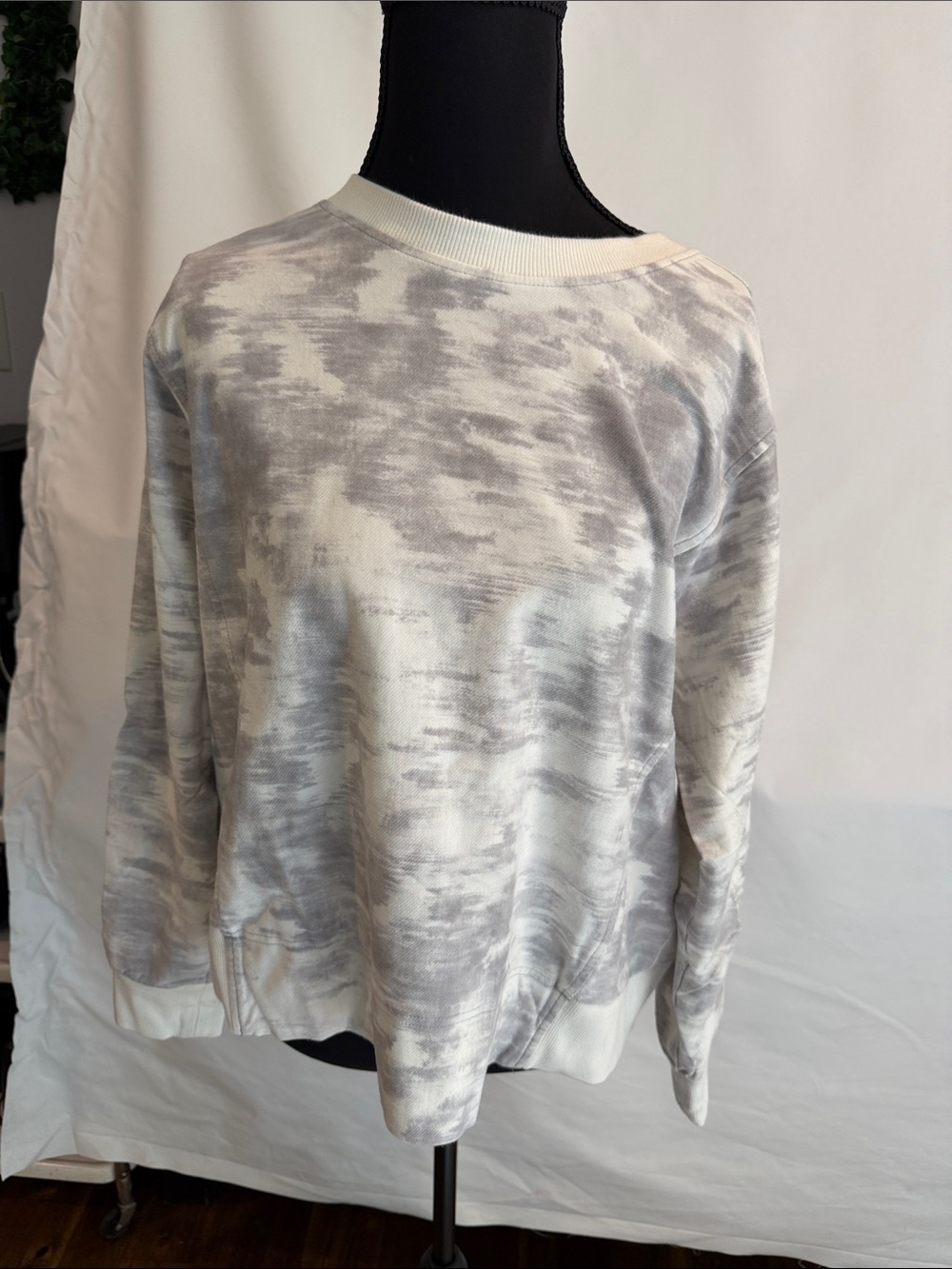 Athleta Women's Crewneck Sweatshirt in White and Light Gray Tie-Dye